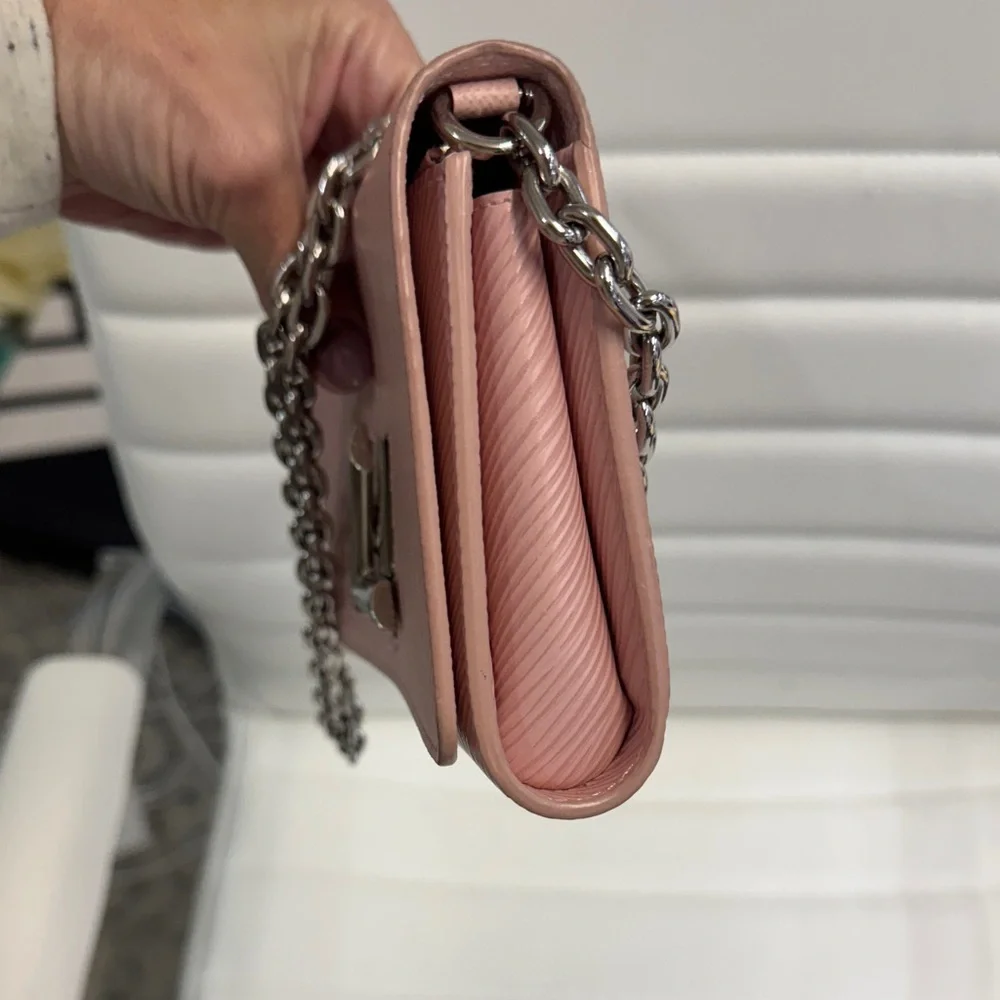 Louis Vuitton Twist Pink Clutch with Silver Chain - Picture 2 of 5
